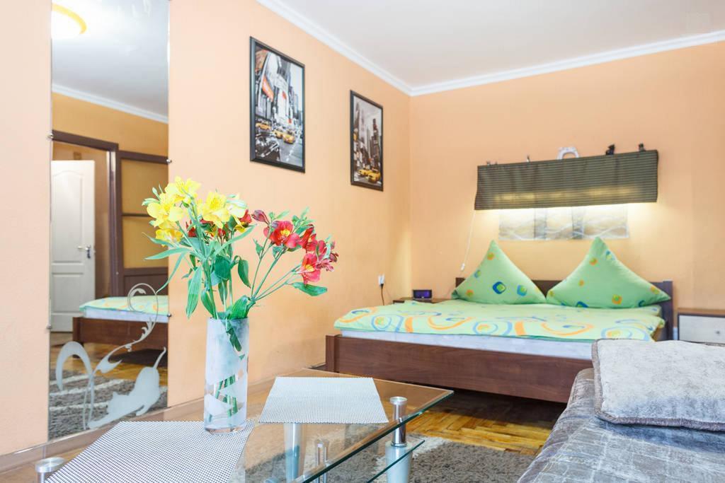 Apartment On Sobornyi Avenue 143 Near Intourist Hotel Zaporizhia Exterior photo